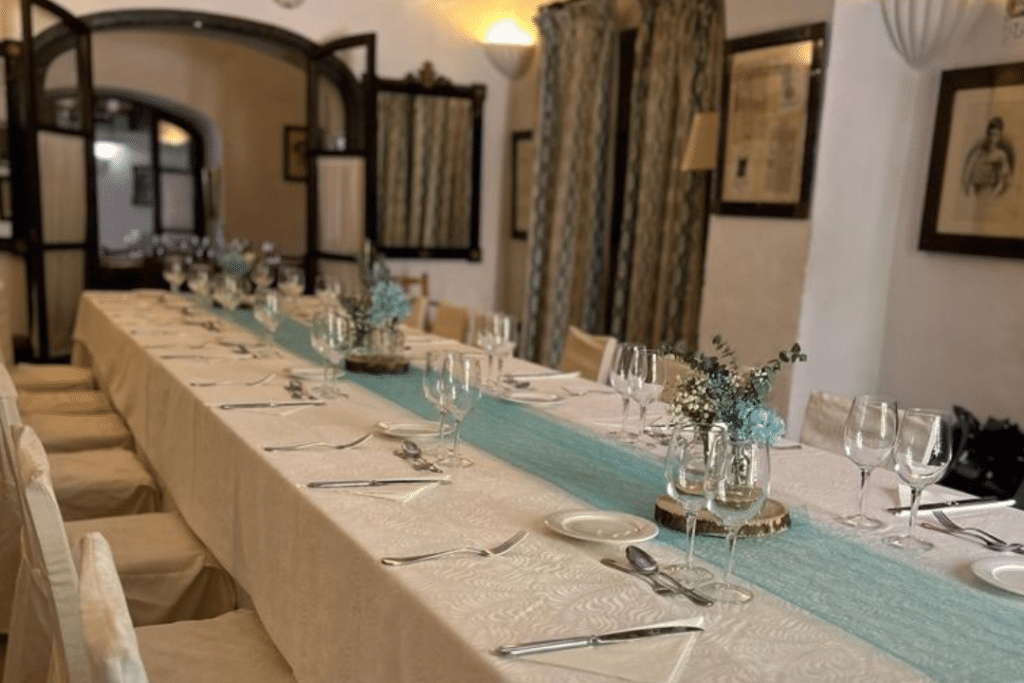 Sala montada para un evento en mallorca con mantel y flores de comunión