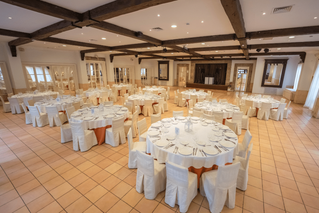 Sala Garrofer montada para un evento en el restaurante Molí des Comte en Mallorca